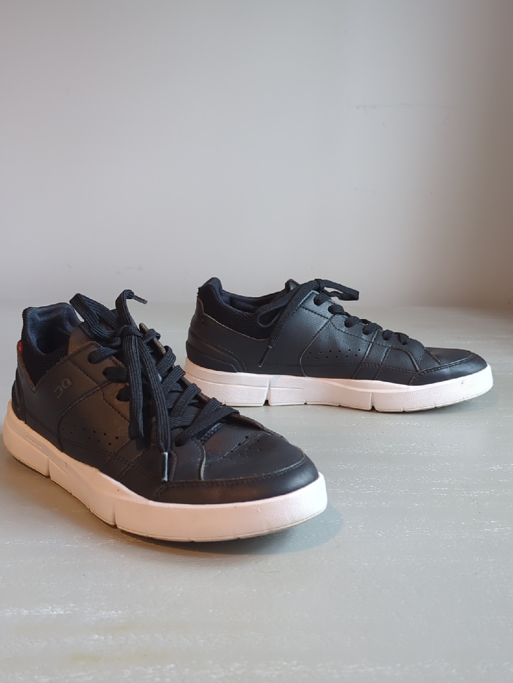 On Running The Roger Black Leather Sneakers size 9 Women's Tennis